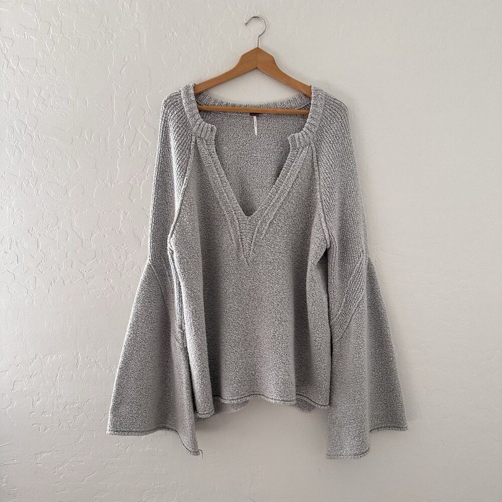 Free People Lovely Lines Bell-Sleeve Plunging V-Neck Sweater in Gray Size Large - Picture 3 of 14